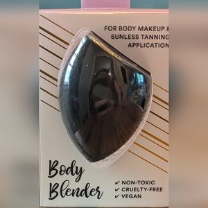 NIB Lindo black Body Blender for smooth, even application of shimmers, tanning